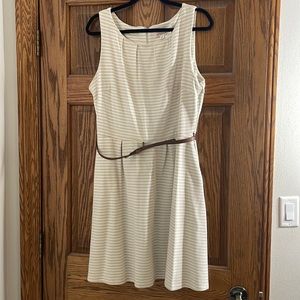 Merona sleveless dress with belt and pockets!!